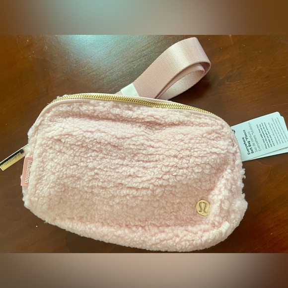 NWT pink puff plush fleece everywhere belt bag lululemon - Picture 3 of 5